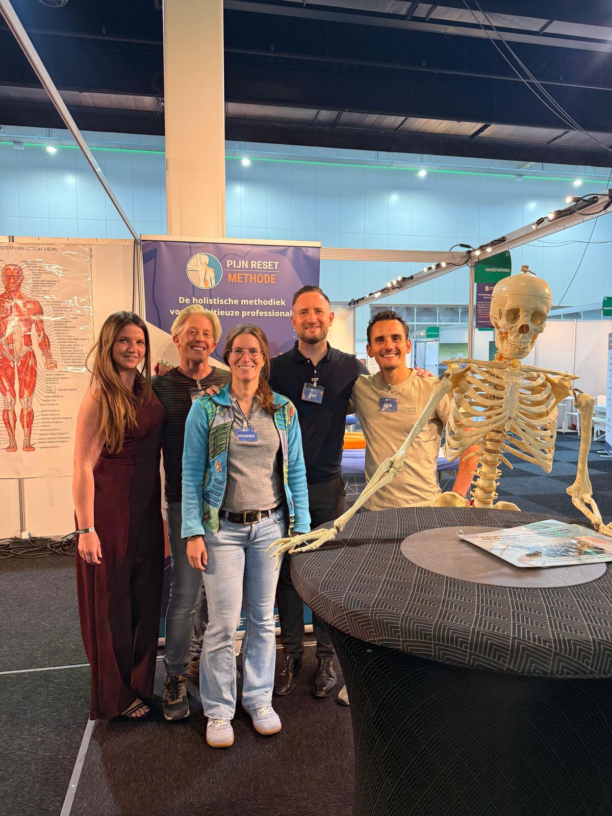 Het team van de Pijn Reset Methode, met Tim van Orsouw en Elise de Wit, tijdens de Complementaire ZorgVakbeurs