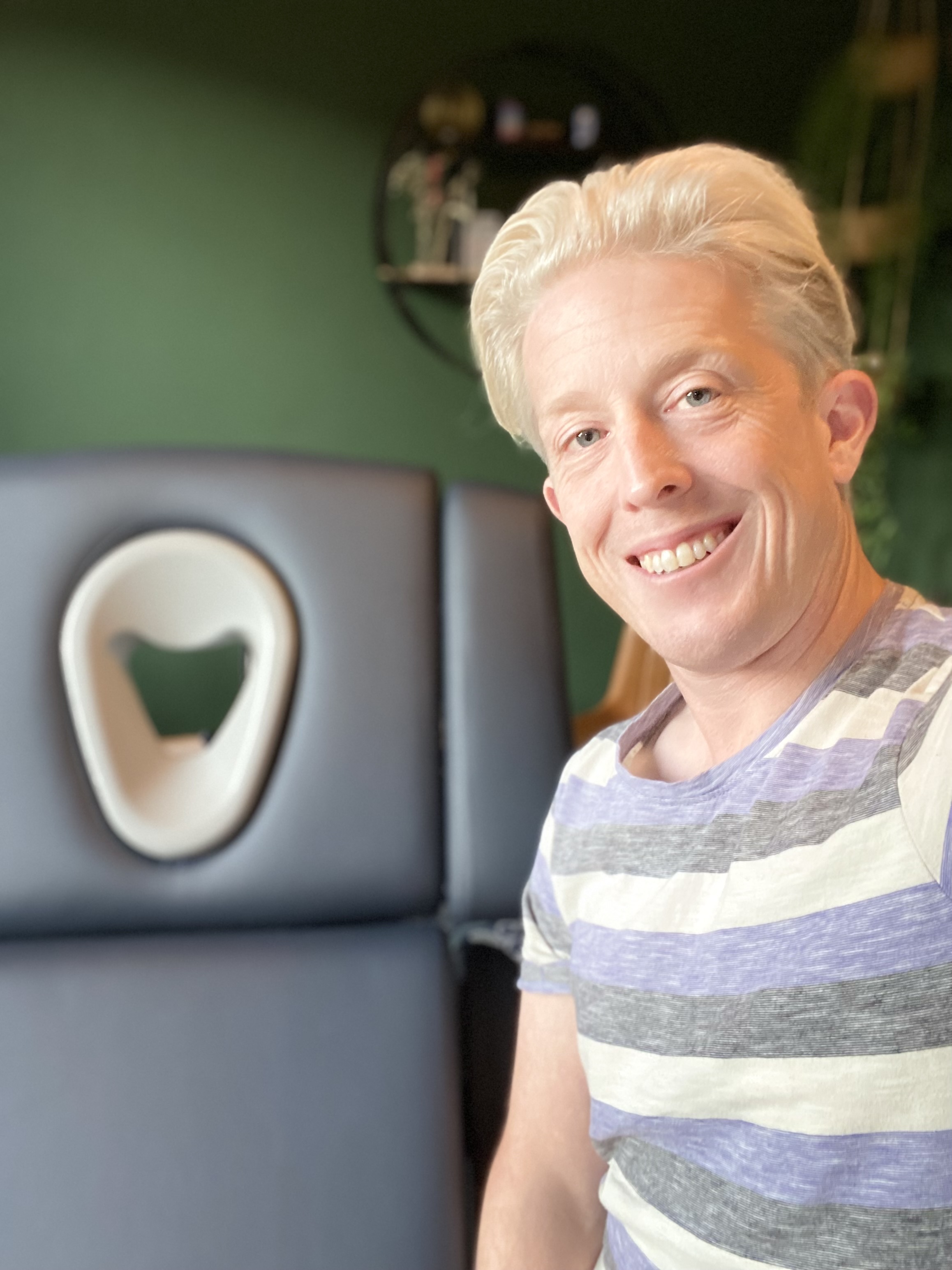 René in zijn praktijk bij de behandeltafel